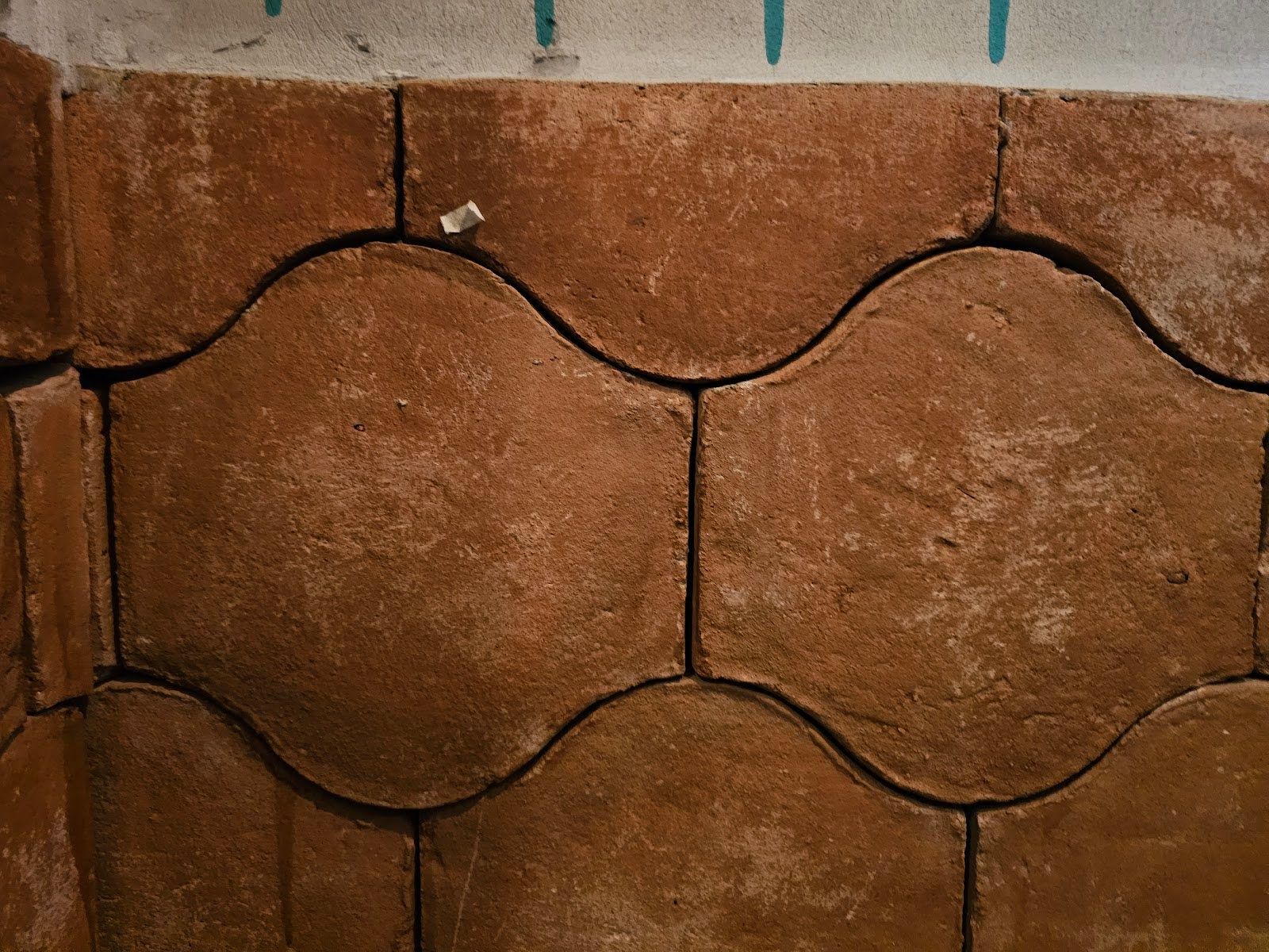 top edge is treated with a thickening of the plaster