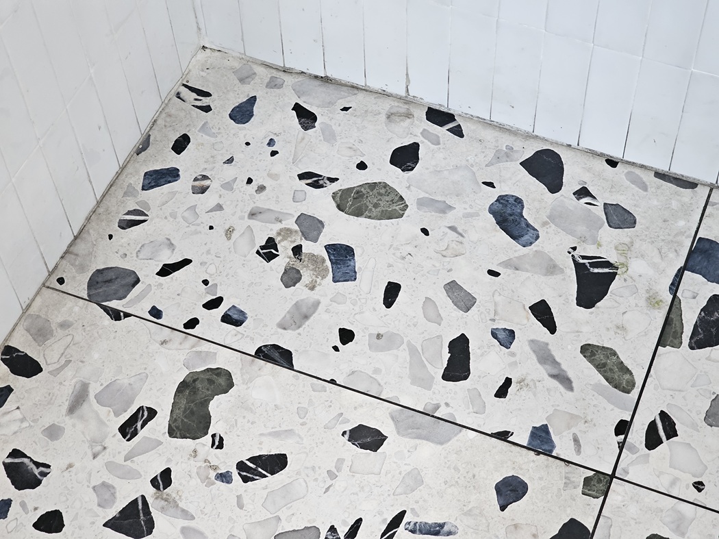 wall just terminates directly on top of the floor tile