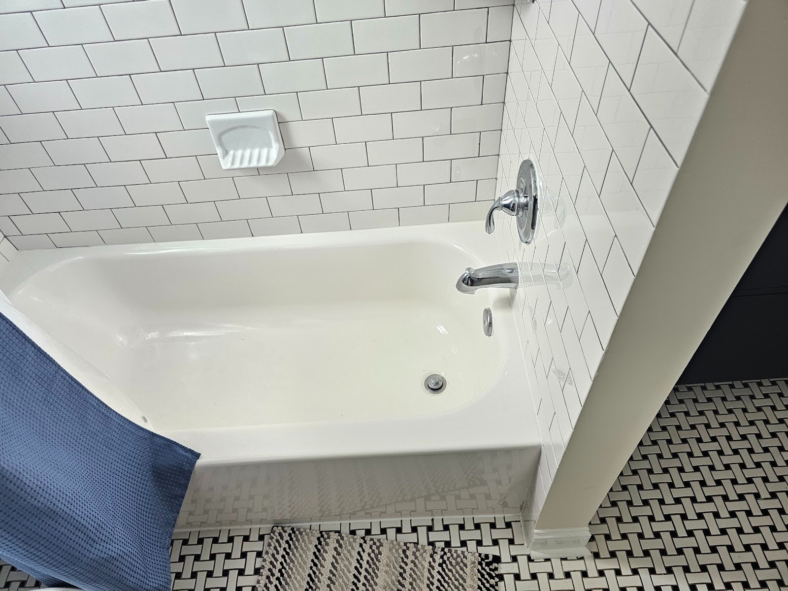 installation of a tub with a shower curtain in Washington-DC